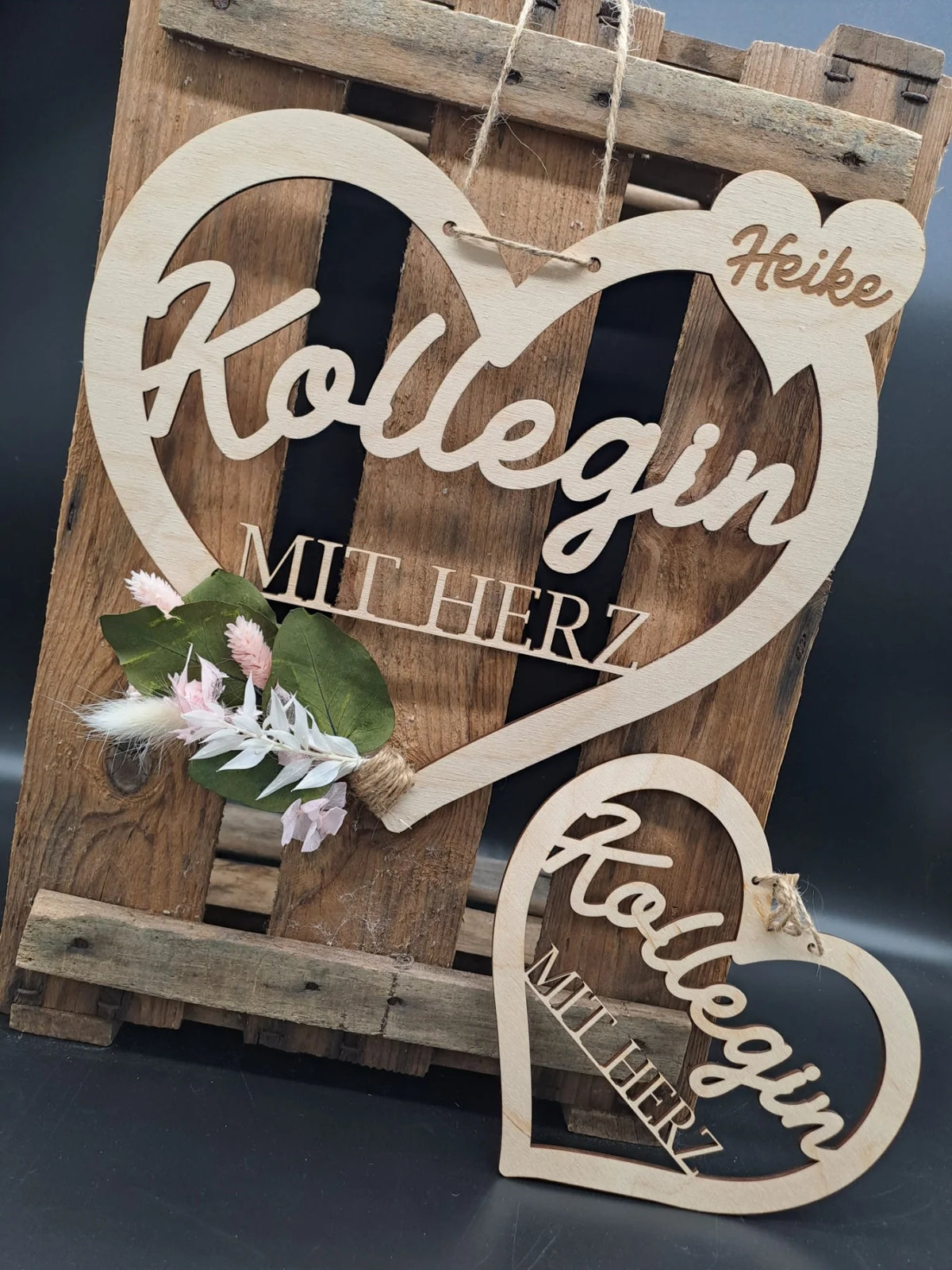 Zwei Holzherzen „Kollegin mit Herz“, das große mit Namen und Trockenblumen