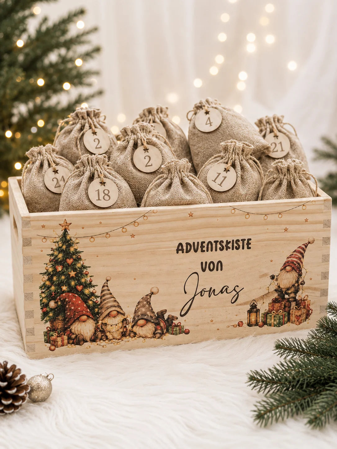 Personalisierte Adventskiste aus Holz mit Wichtelmotiv und 24 Säckchen