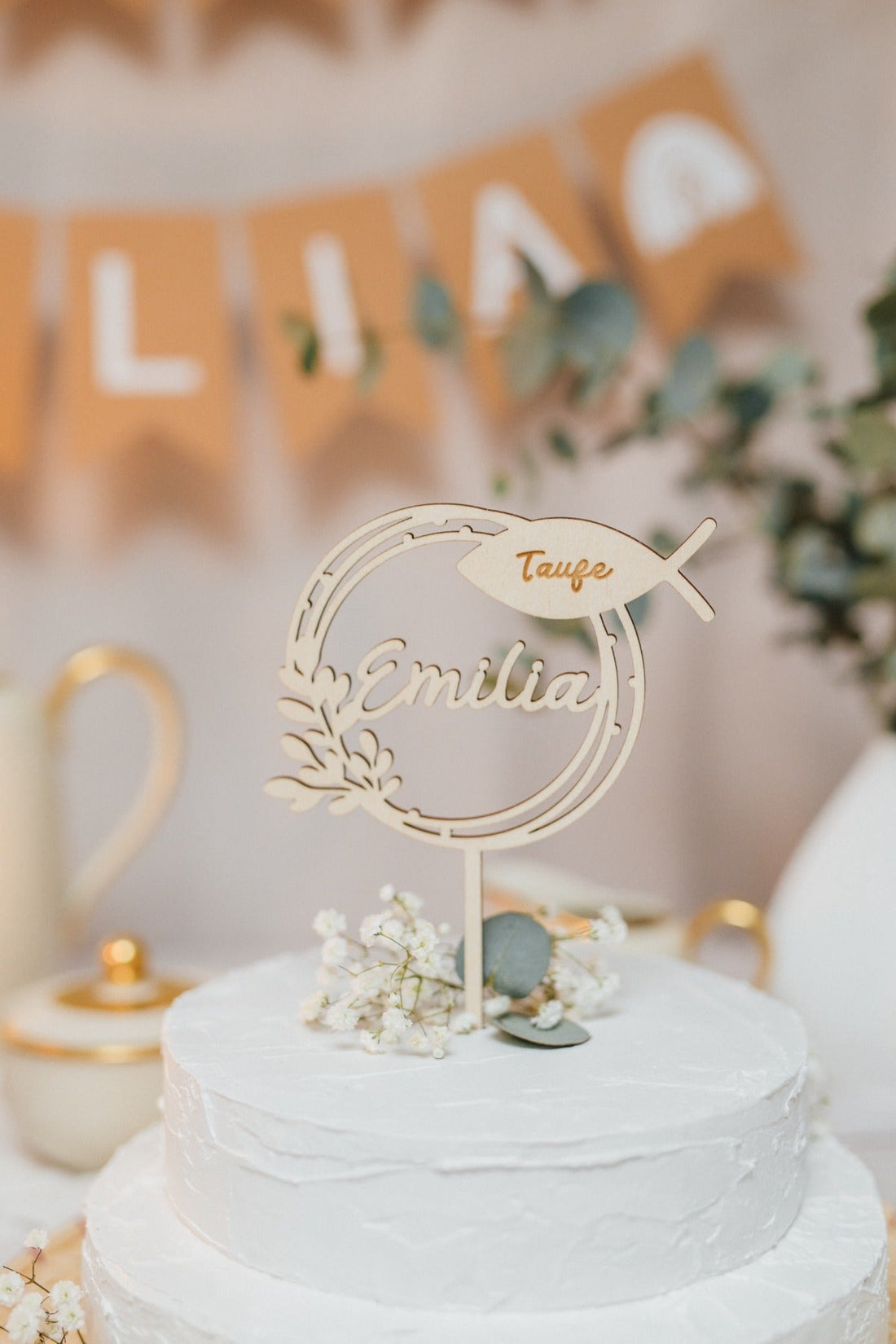 Personalisierter Caketopper zur Taufe aus Holz auf der Tauftorte