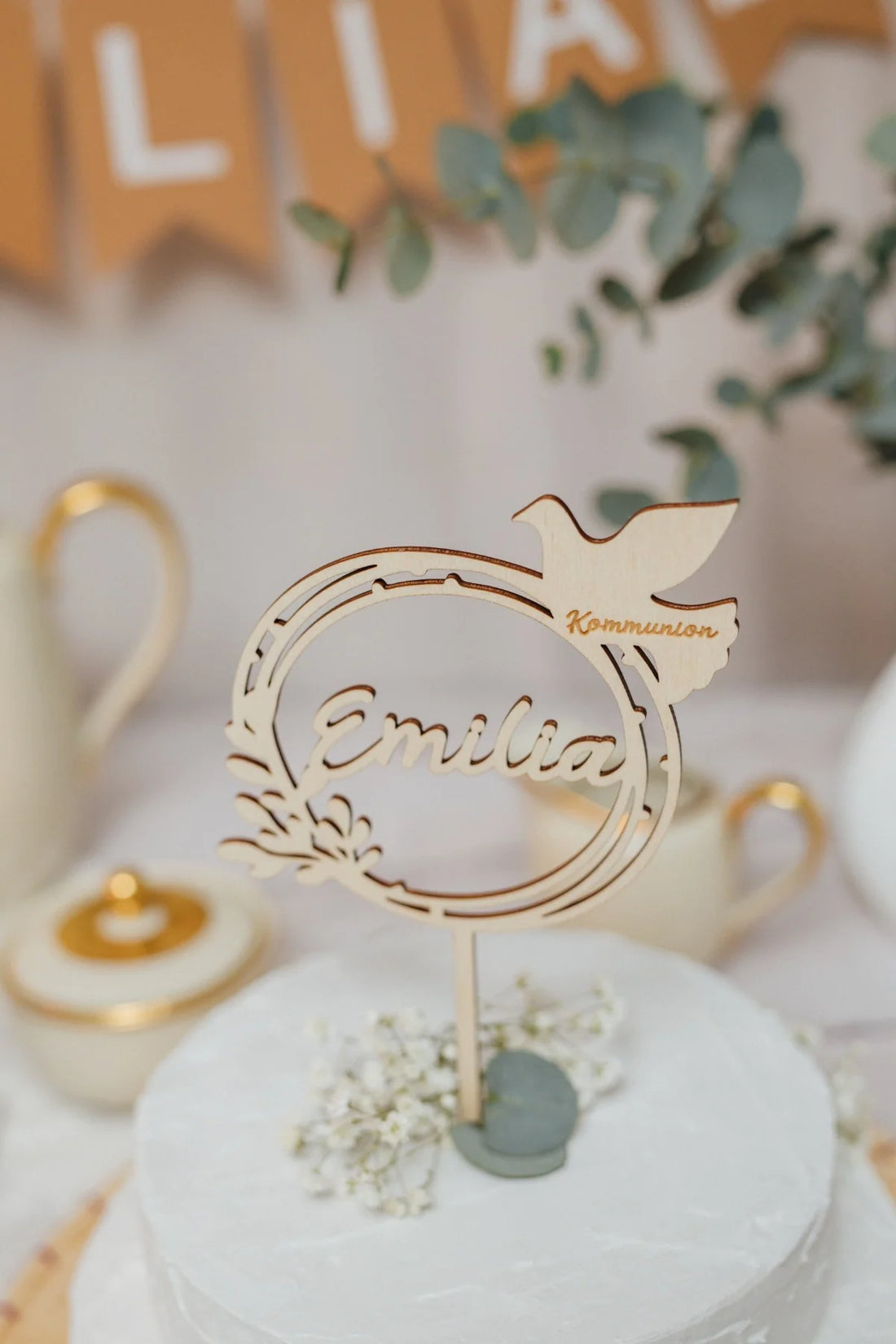 Caketopper zur Kommunion aus Holz mit Namen und Taube auf einer weißen Torte