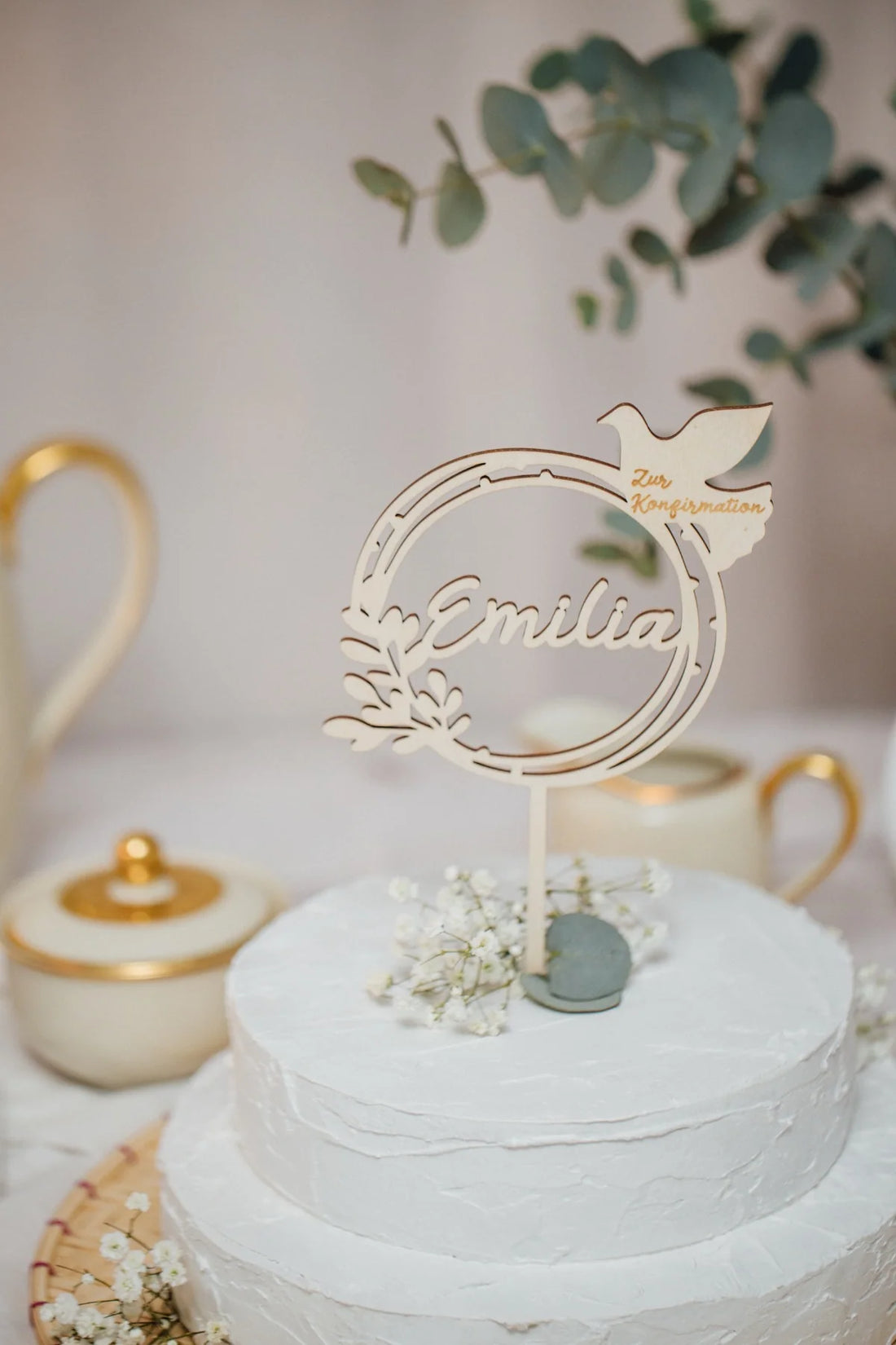 Caketopper zur Konfirmation aus Holz mit Namen und Taube auf einer weißen Torte