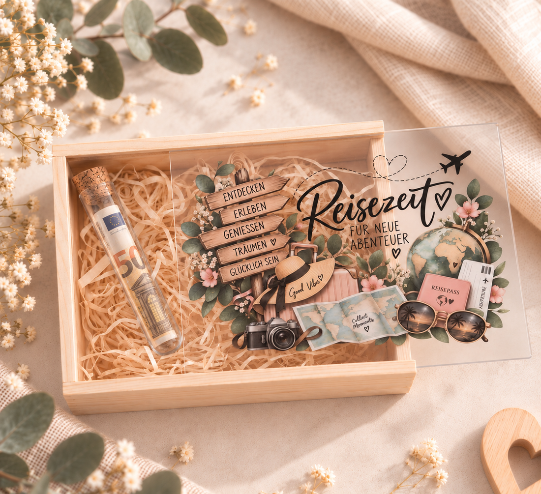 Geldgeschenk in einer Holzbox mit „Reisezeit für neue Abenteuer“ und Reagenzglas