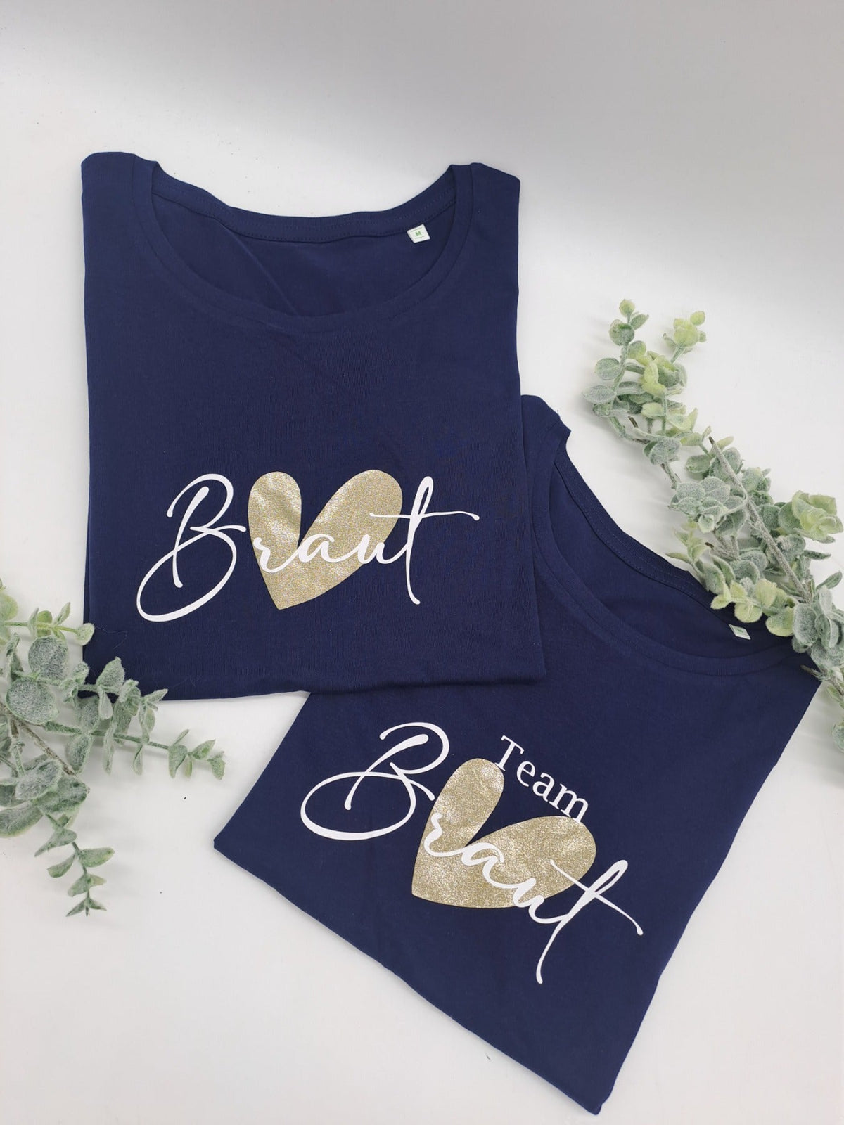 Zwei dunkelblaue JGA T-Shirts „Braut“ und „Team Braut“ mit Herz in Goldglitzer
