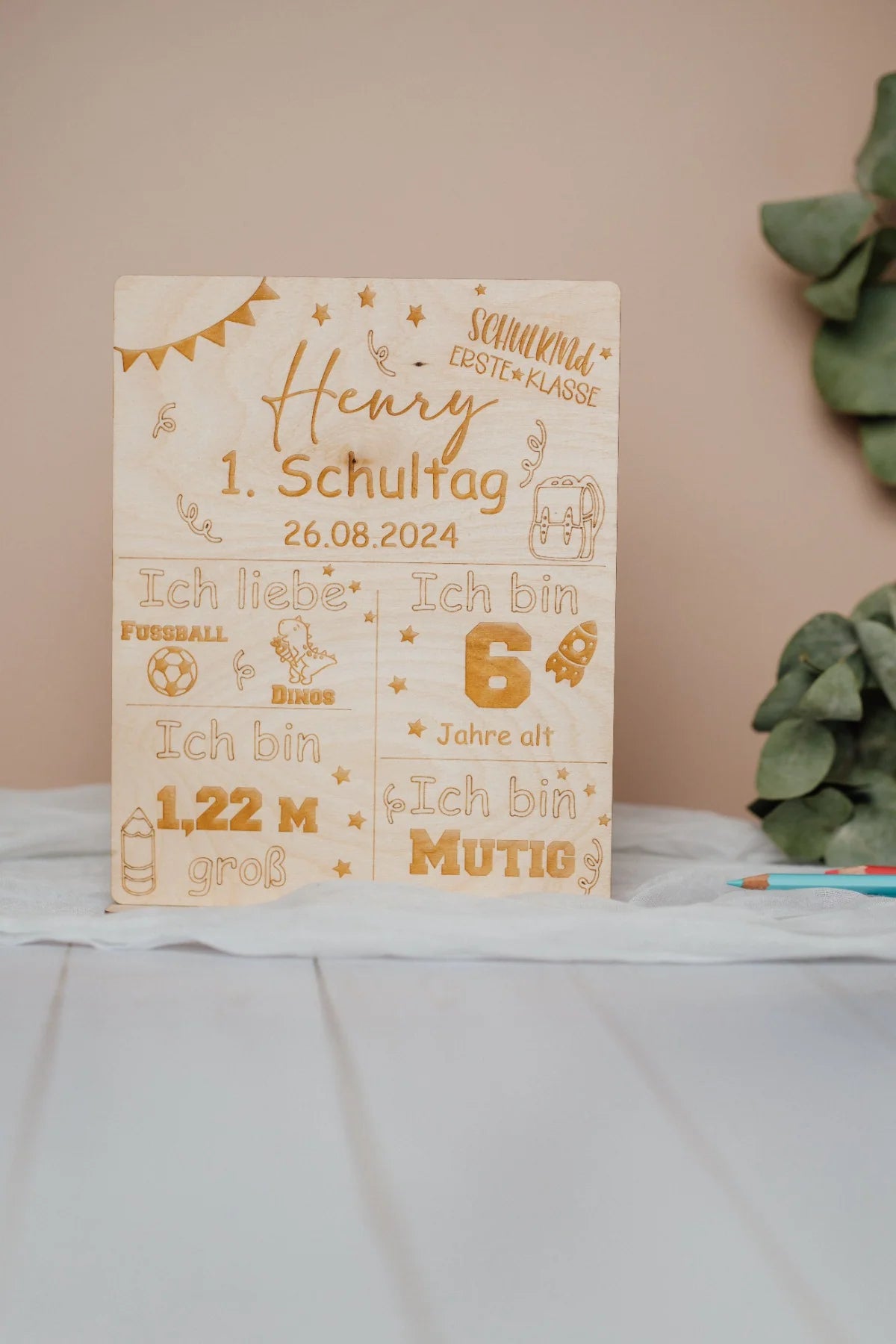 Einschulungstafel aus Holz mit Name, Datum des ersten Schultags, Alter, Größe und „Ich bin mutig“