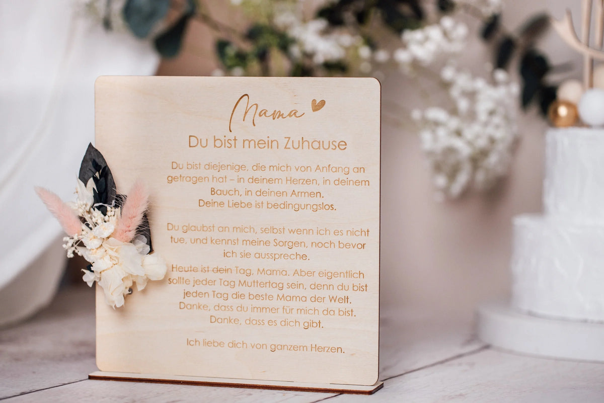 Holzaufsteller zum Muttertag mit graviertem Text „Mama, du bist mein Zuhause“ und Trockenblumen