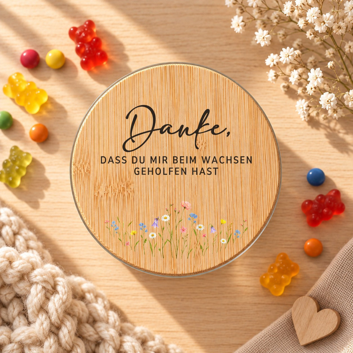 Vorratsglas „Danke, dass du mir beim Wachsen geholfen hast“ mit Wiesenblumen, Design Mir – von einem Kind: Bambusdeckel von oben, daneben Gummibärchen