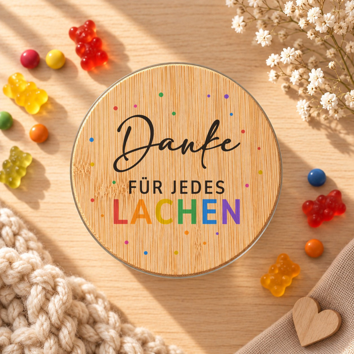 Buntes Vorratsglas „Danke für jedes Lachen“ für die Erzieherin: Bambusdeckel von oben, daneben Gummibärchen