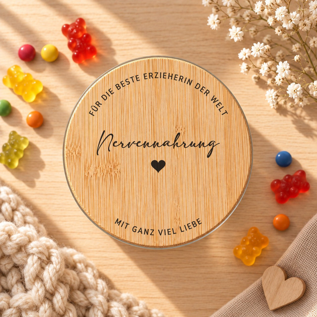 Vorratsglas „Nervennahrung“ für die beste Erzieherin: Bambusdeckel von oben, daneben Gummibärchen