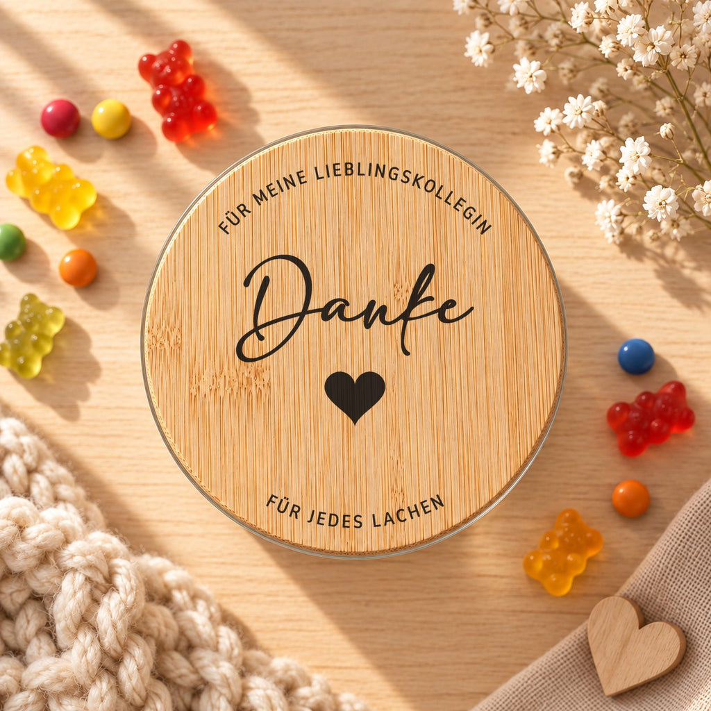 Geschenk für die Lieblingskollegin: Vorratsglas „Danke“ mit Herz: Bambusdeckel von oben, daneben Gummibärchen