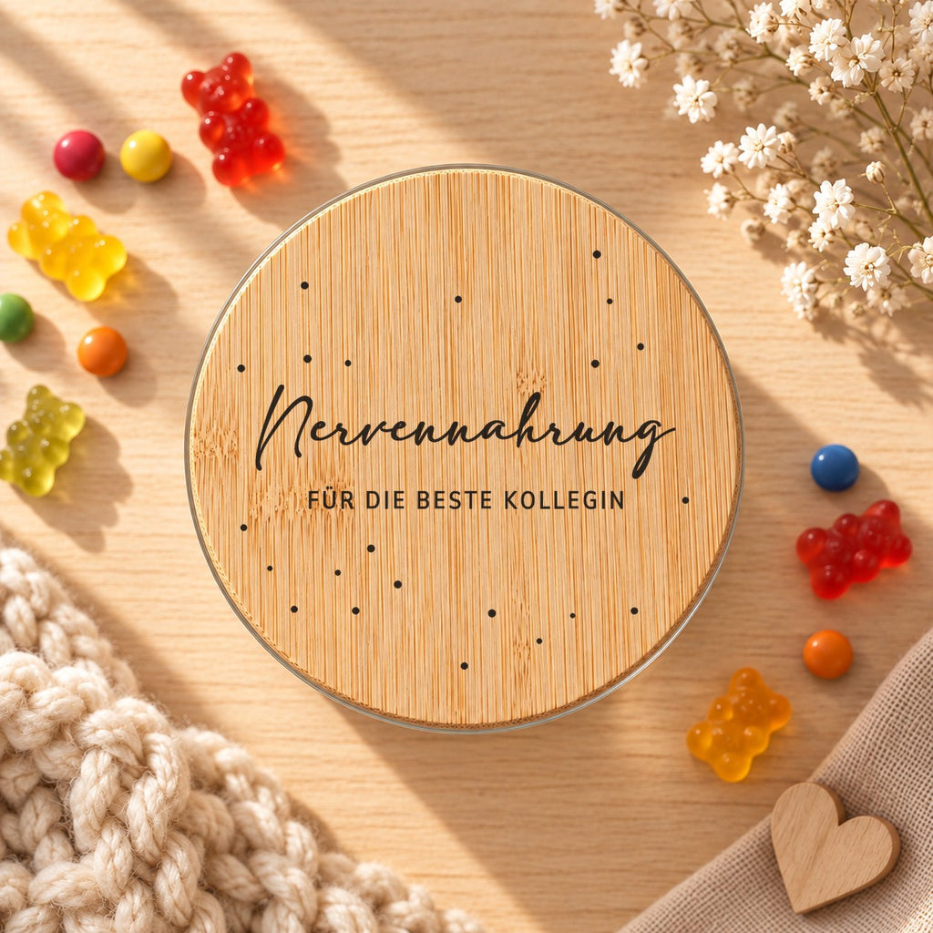 Vorratsglas „Nervennahrung für die beste Kollegin“ als Geschenk: Bambusdeckel von oben, daneben Gummibärchen