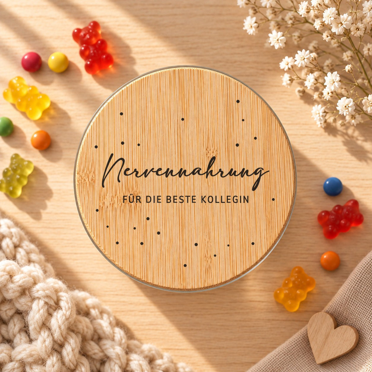 Vorratsglas „Nervennahrung für die beste Kollegin“ als Geschenk: Bambusdeckel von oben, daneben Gummibärchen