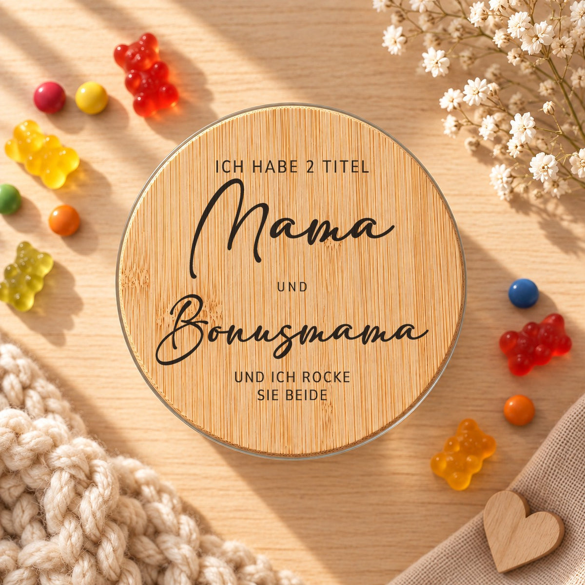 Vorratsglas „Ich habe 2 Titel: Mama und Bonusmama“ als Geschenk für die Bonusmama, Bambusdeckel von oben