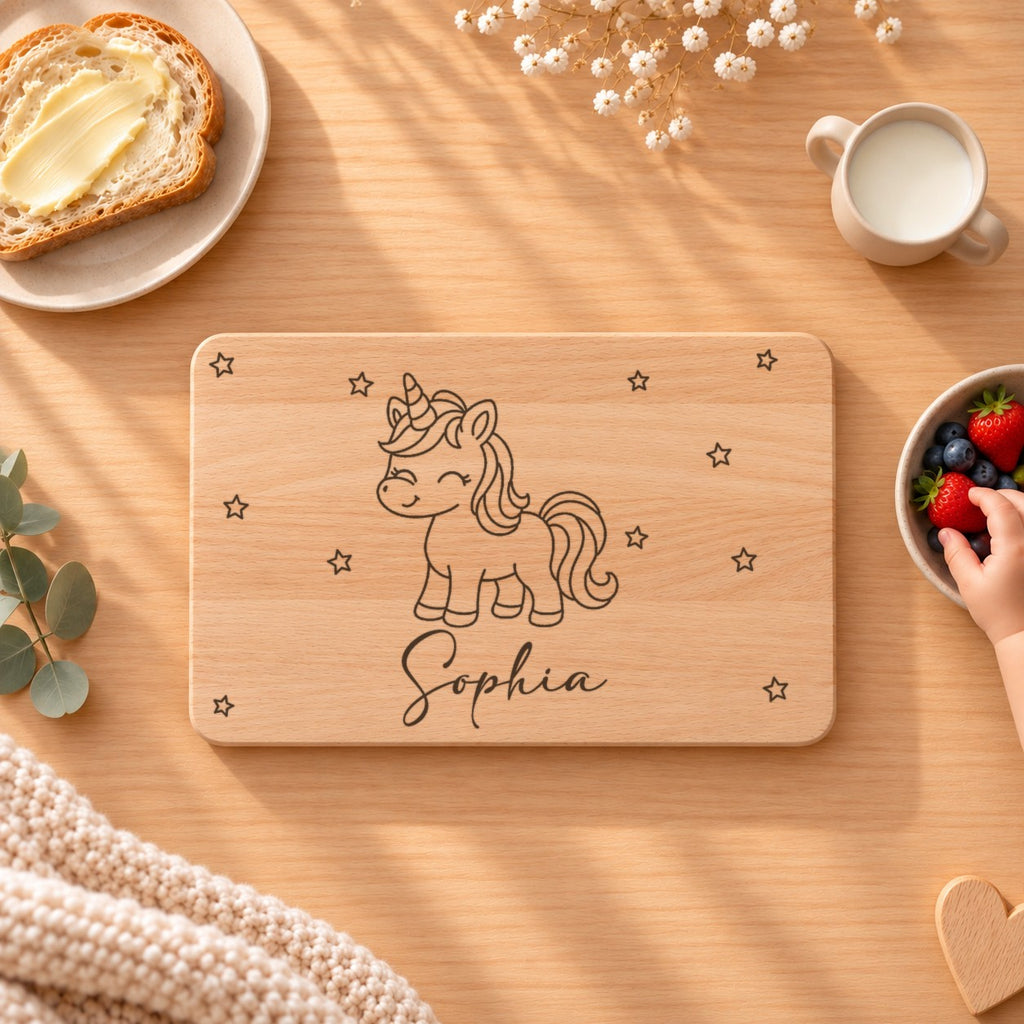 Frühstücksbrettchen mit Namen Sophia und einem Einhorn beim Kinderfrühstück mit Erdbeeren und Milch