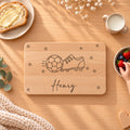 Frühstücksbrettchen mit Namen Henry und einem Fußball beim Kinderfrühstück mit Erdbeeren und Milch