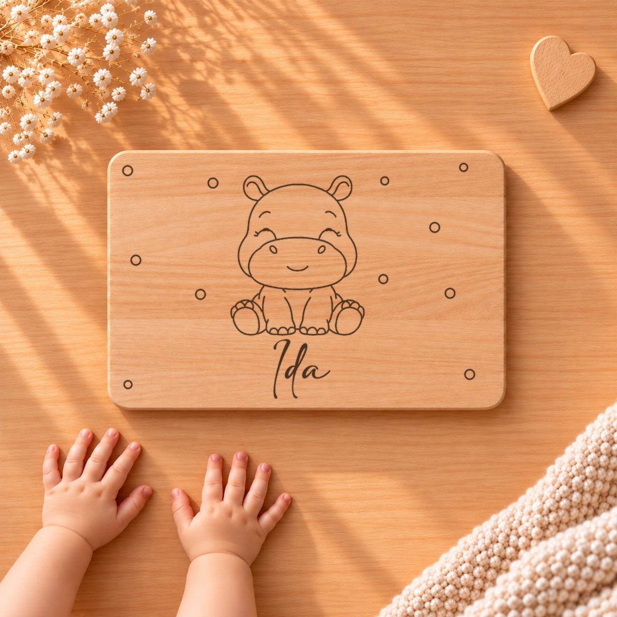 Frühstücksbrettchen personalisiert aus Buchenholz mit Namen Ida, graviert: Babynilpferd, daneben kleine Babyhände