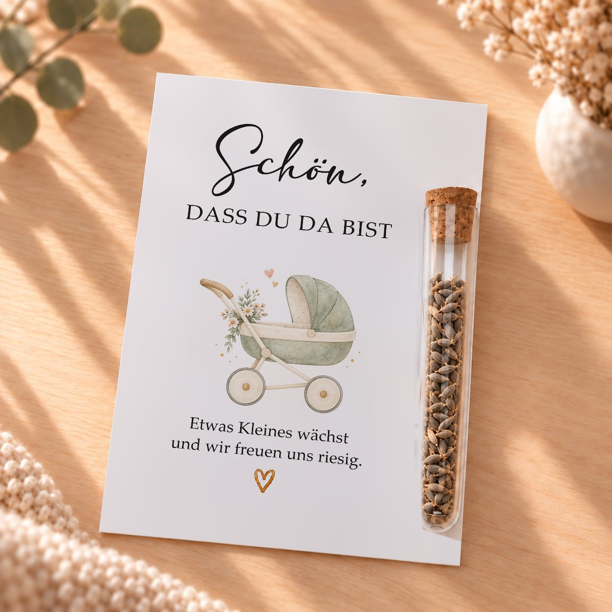 Gastgeschenk für die Babyparty mit Blumensamen: Karte mit Kinderwagen und Röhrchen