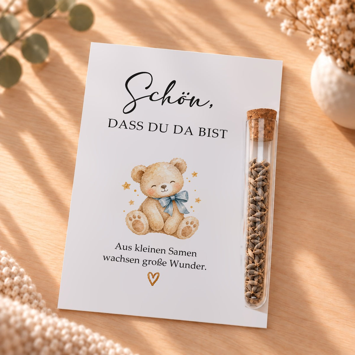 Gastgeschenk für die Babyparty mit Blumensamen: Karte mit Teddy und Röhrchen