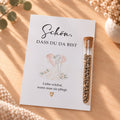 Gastgeschenk zur Hochzeit mit Blumensamen: Karte mit Brautpaar und Röhrchen