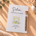 Gastgeschenk zur Hochzeit mit Blumensamen: Karte mit Sektgläsern und Röhrchen