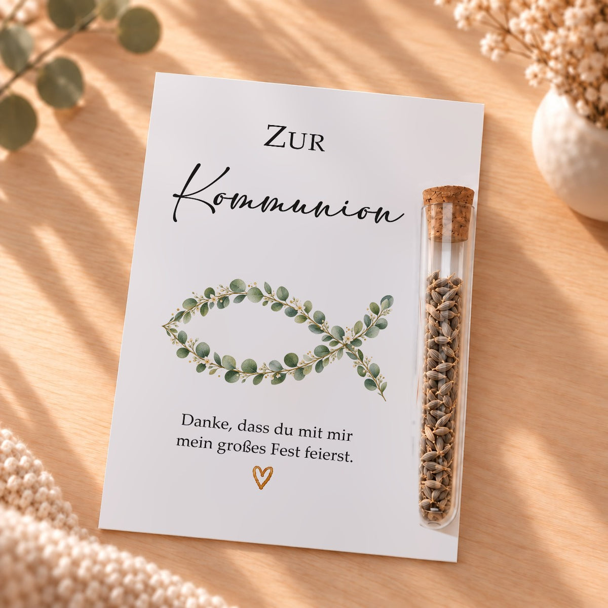 Gastgeschenk zur Kommunion mit Blumensamen: Karte mit Eukalyptus-Fisch und Röhrchen