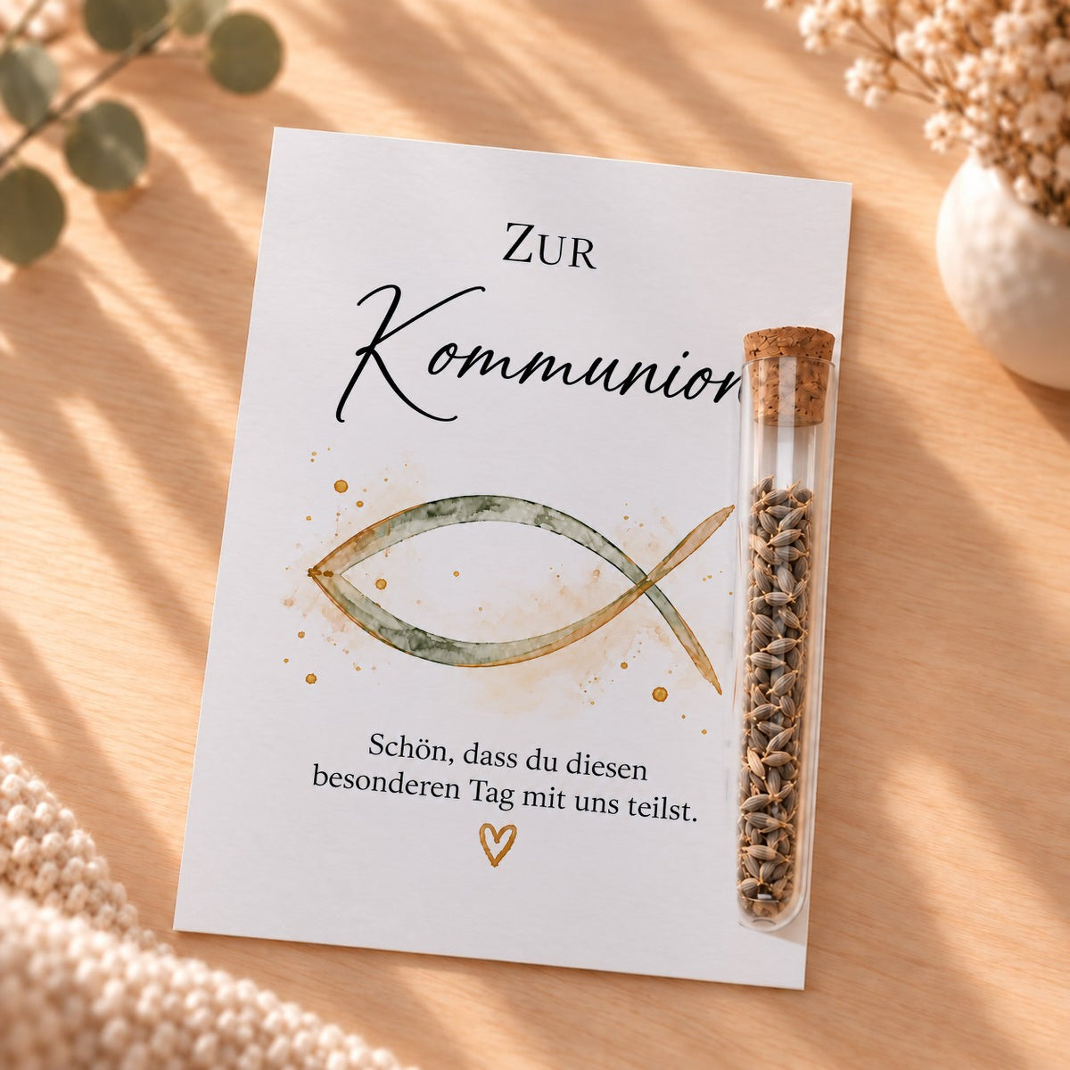 Gastgeschenk zur Kommunion mit Blumensamen: Karte mit Fisch in Aquarell und Röhrchen