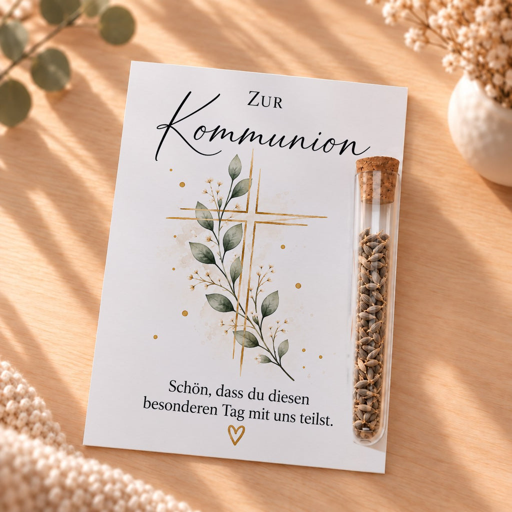 Gastgeschenk zur Kommunion mit Blumensamen: Karte mit goldenem Kreuz mit Eukalyptus und Röhrchen
