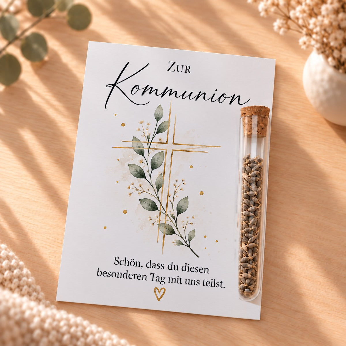 Gastgeschenk zur Kommunion mit Blumensamen: Karte mit goldenem Kreuz mit Eukalyptus und Röhrchen