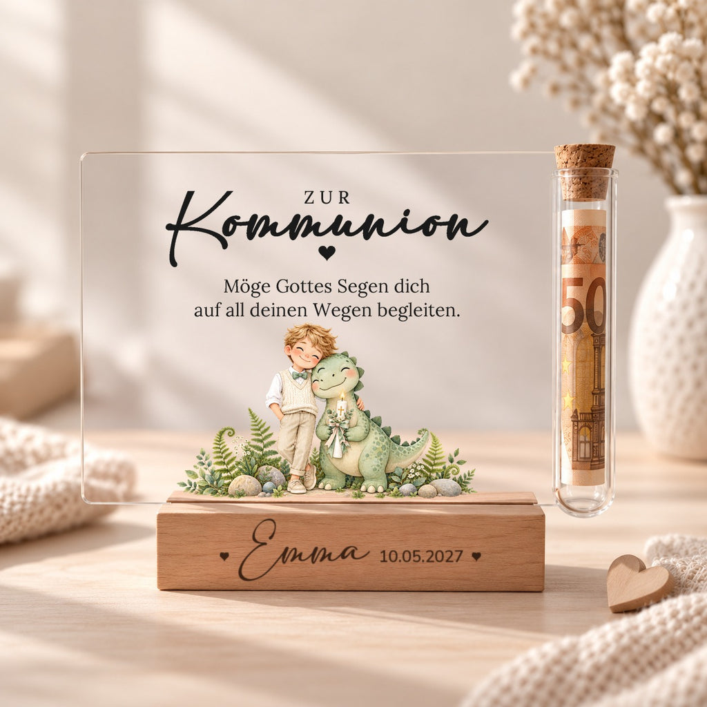 Geldgeschenk zur Kommunion als Acryl-Aufsteller im Dino-Design: Junge mit Baby-Dino und Kommunionkerze, Glasröhrchen mit Geldschein