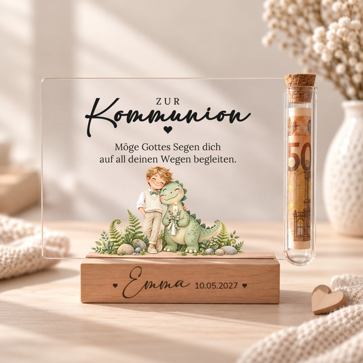 Geldgeschenk zur Kommunion als Acryl-Aufsteller im Dino-Design: Junge mit Baby-Dino und Kommunionkerze, Glasröhrchen mit Geldschein