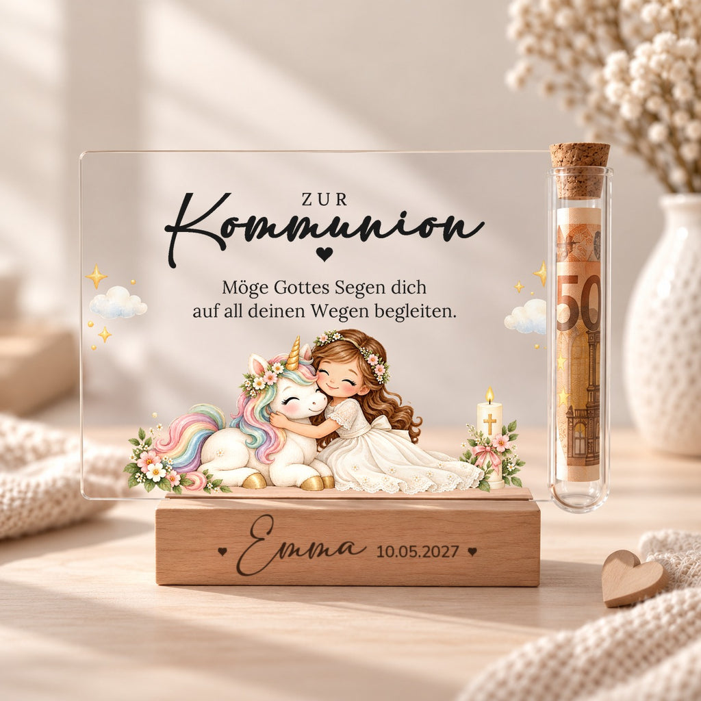 Geldgeschenk zur Kommunion als Acryl-Aufsteller im Einhorn-Design: Mädchen umarmt Einhorn, Glasröhrchen mit Geldschein