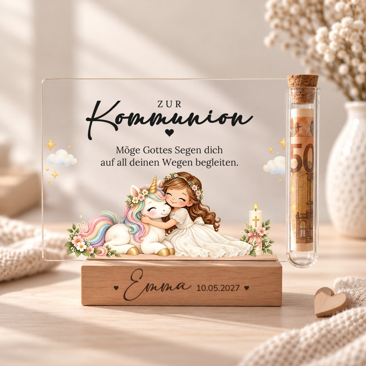 Geldgeschenk zur Kommunion als Acryl-Aufsteller im Einhorn-Design: Mädchen umarmt Einhorn, Glasröhrchen mit Geldschein