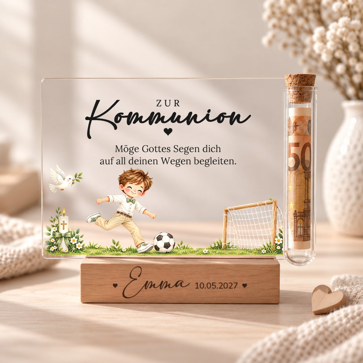 Geldgeschenk zur Kommunion als Acryl-Aufsteller im Fußball-Design: Junge mit Fußball und Tor, Glasröhrchen mit Geldschein