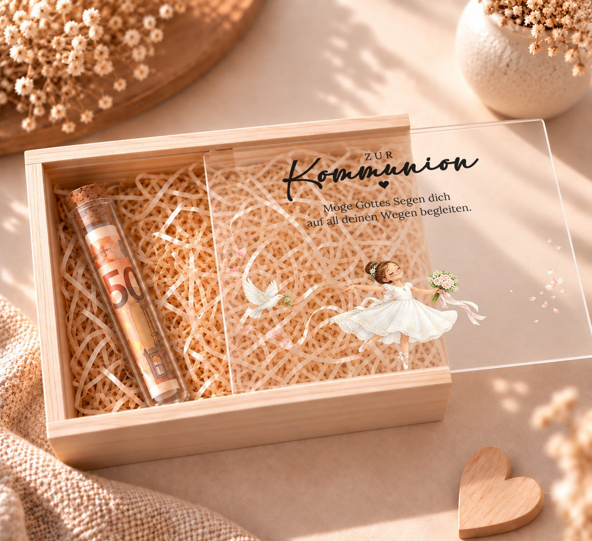 Geldgeschenk zur Kommunion in Holzkiste im Ballerina-Design, Deckel halb offen, Reagenzglas mit Geldschein in Holzwolle