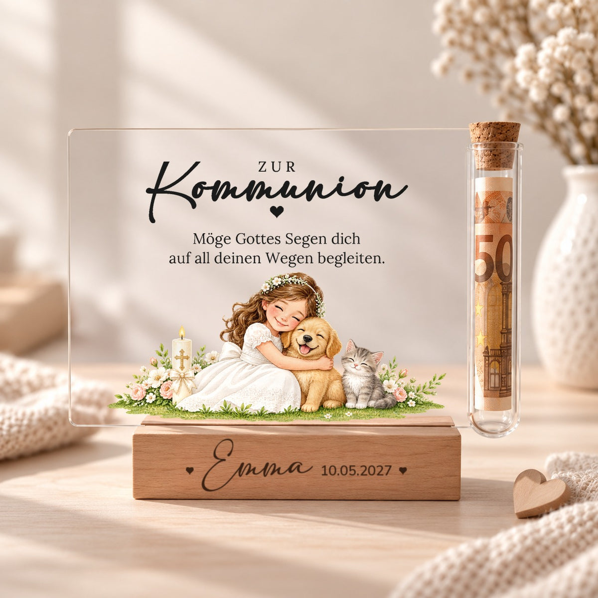 Geldgeschenk zur Kommunion als Acryl-Aufsteller im Hund-und-Katze-Design: Mädchen kuschelt Welpe und Kätzchen, Glasröhrchen mit Geldschein