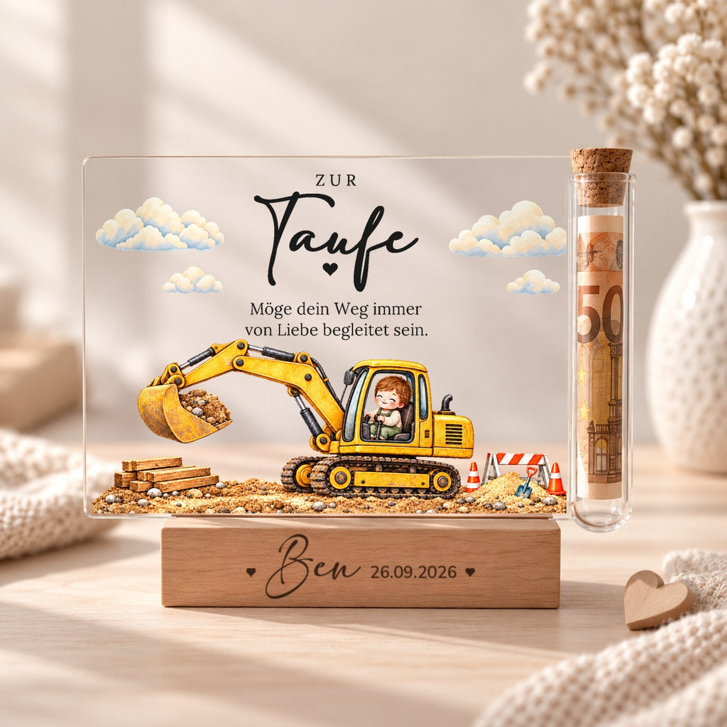 Geldgeschenk zur Taufe: Acryl-Aufsteller im Bagger-Design mit Kind im Bagger auf der Baustelle, Röhrchen mit Geldschein auf Holzsockel