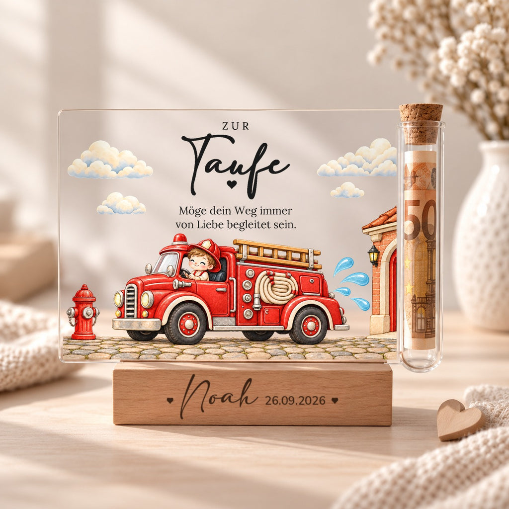 Geldgeschenk zur Taufe: Acryl-Aufsteller im Feuerwehr-Design mit Kind im Feuerwehrauto, Hydrant und Feuerwache, Röhrchen mit Geldschein auf Holzsockel