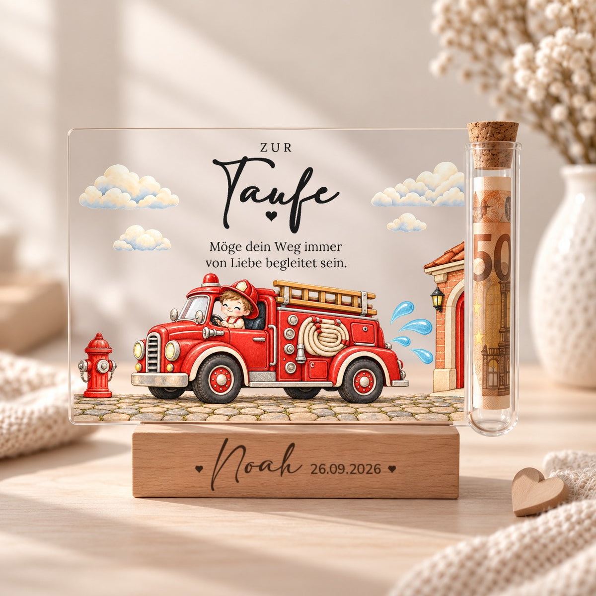 Geldgeschenk zur Taufe: Acryl-Aufsteller im Feuerwehr-Design mit Kind im Feuerwehrauto, Hydrant und Feuerwache, Röhrchen mit Geldschein auf Holzsockel