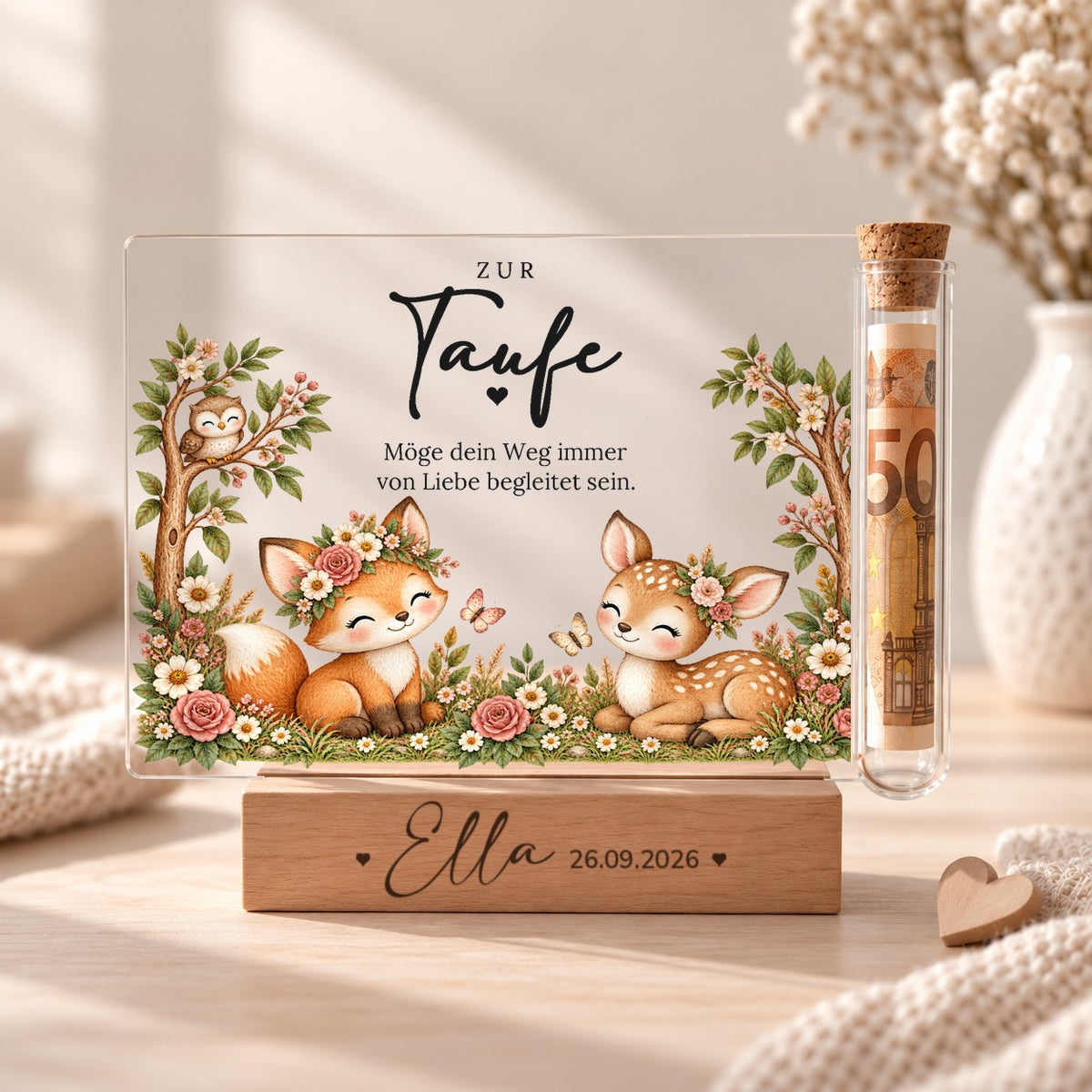 Geldgeschenk zur Taufe: Acryl-Aufsteller mit kleiner Füchsin im Blumenkranz und Rehkitz, Röhrchen mit Geldschein auf Holzsockel