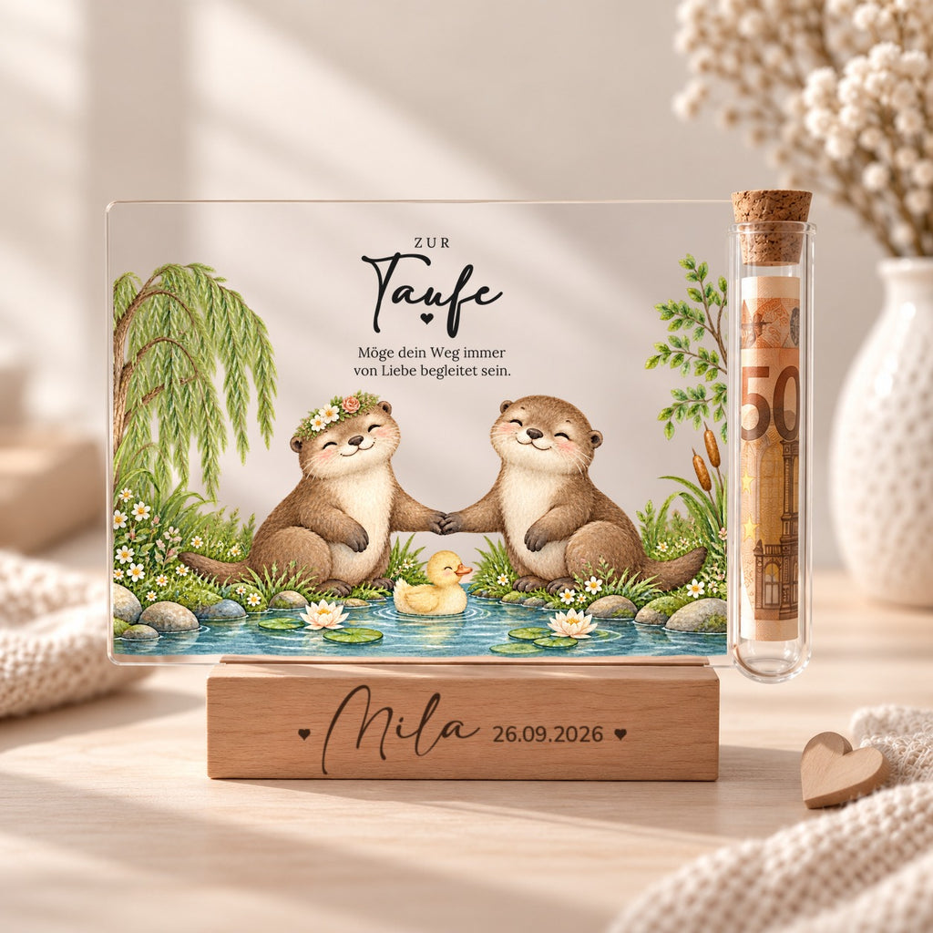 Geldgeschenk zur Taufe: Acryl-Aufsteller mit zwei Ottern am Fluss, Entenküken und Seerosen, Röhrchen mit Geldschein auf Holzsockel