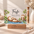 Geldgeschenk zur Taufe: Acryl-Aufsteller mit Otter-Mama, die ihr Baby auf dem Bauch trägt, Röhrchen mit Geldschein auf Holzsockel