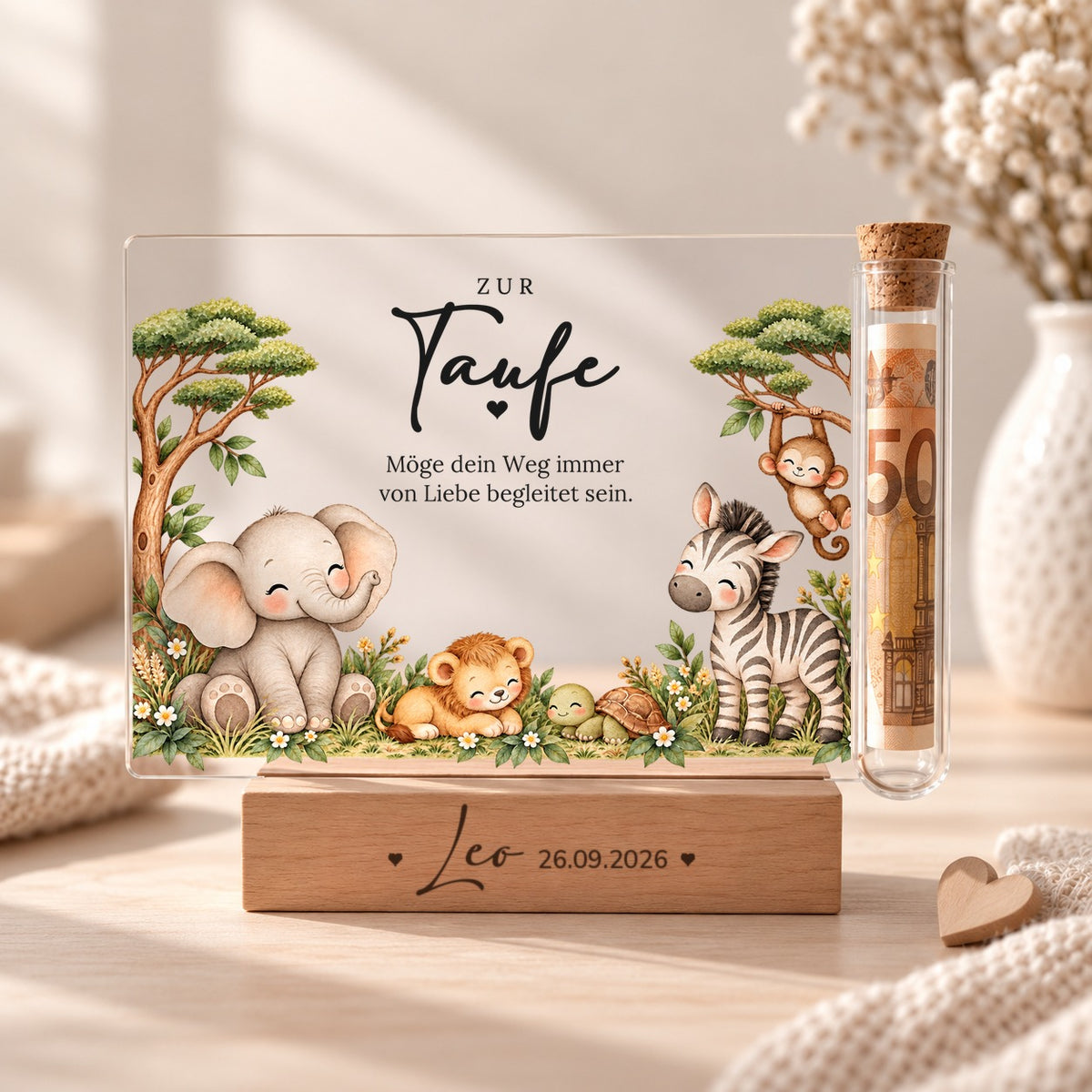 Geldgeschenk zur Taufe: Acryl-Aufsteller im Safari-Design mit Elefant, Löwe, Zebra und Äffchen, Röhrchen mit Geldschein auf Holzsockel