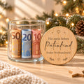 Geldgeschenk Weihnachten im Glas: offenes Glas mit gerollten Geldscheinen, daneben lehnt der gravierte Bambusdeckel „Für mein liebes Patenkind“
