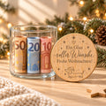 Geldgeschenk Weihnachten im Glas: offenes Glas mit gerollten Geldscheinen, daneben lehnt der gravierte Bambusdeckel „Ein Glas voller Wünsche“