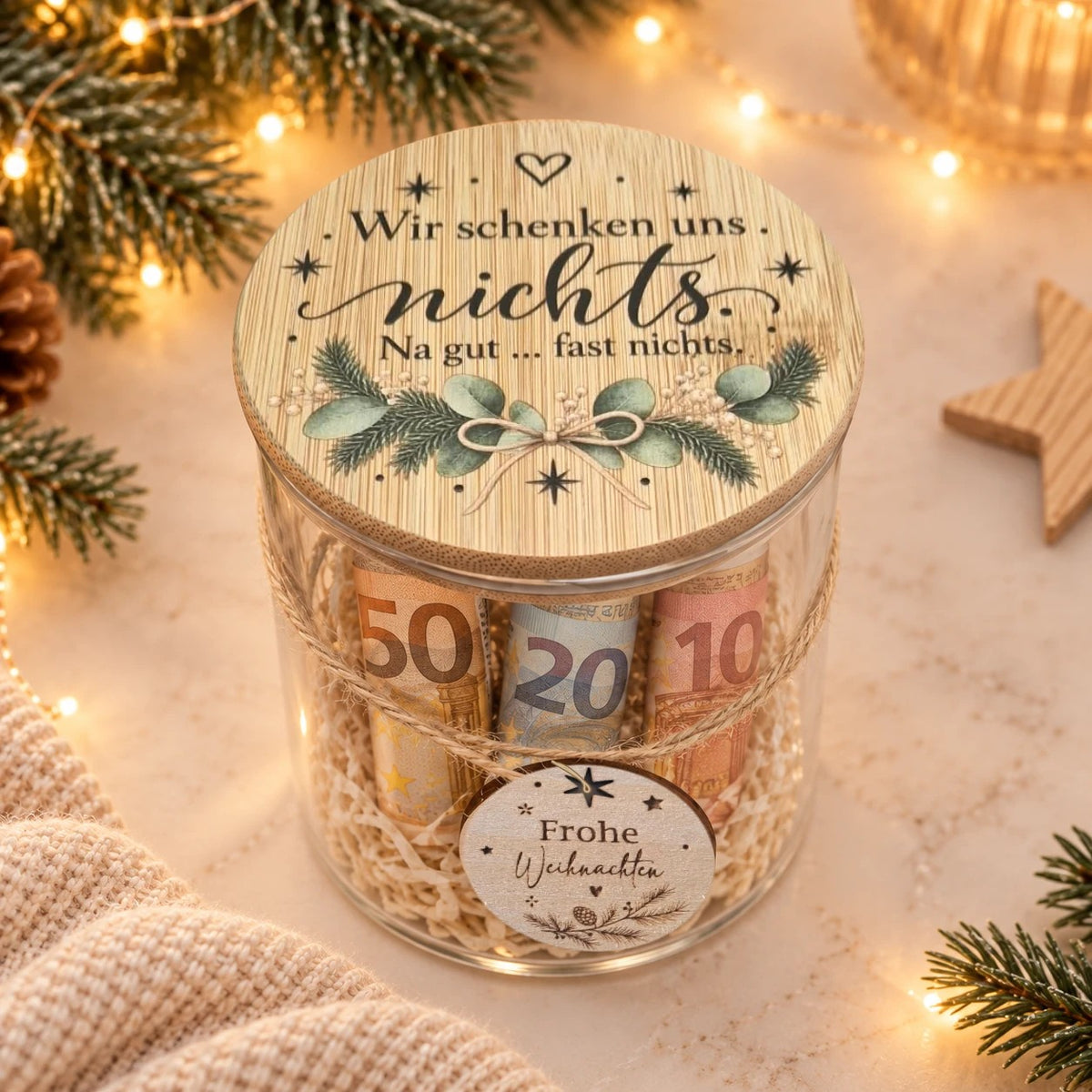 Geldgeschenk Weihnachten im Glas: 500-ml-Glas „Wir schenken uns nichts“ mit gerollten Geldscheinen, Kordel und Holzanhänger
