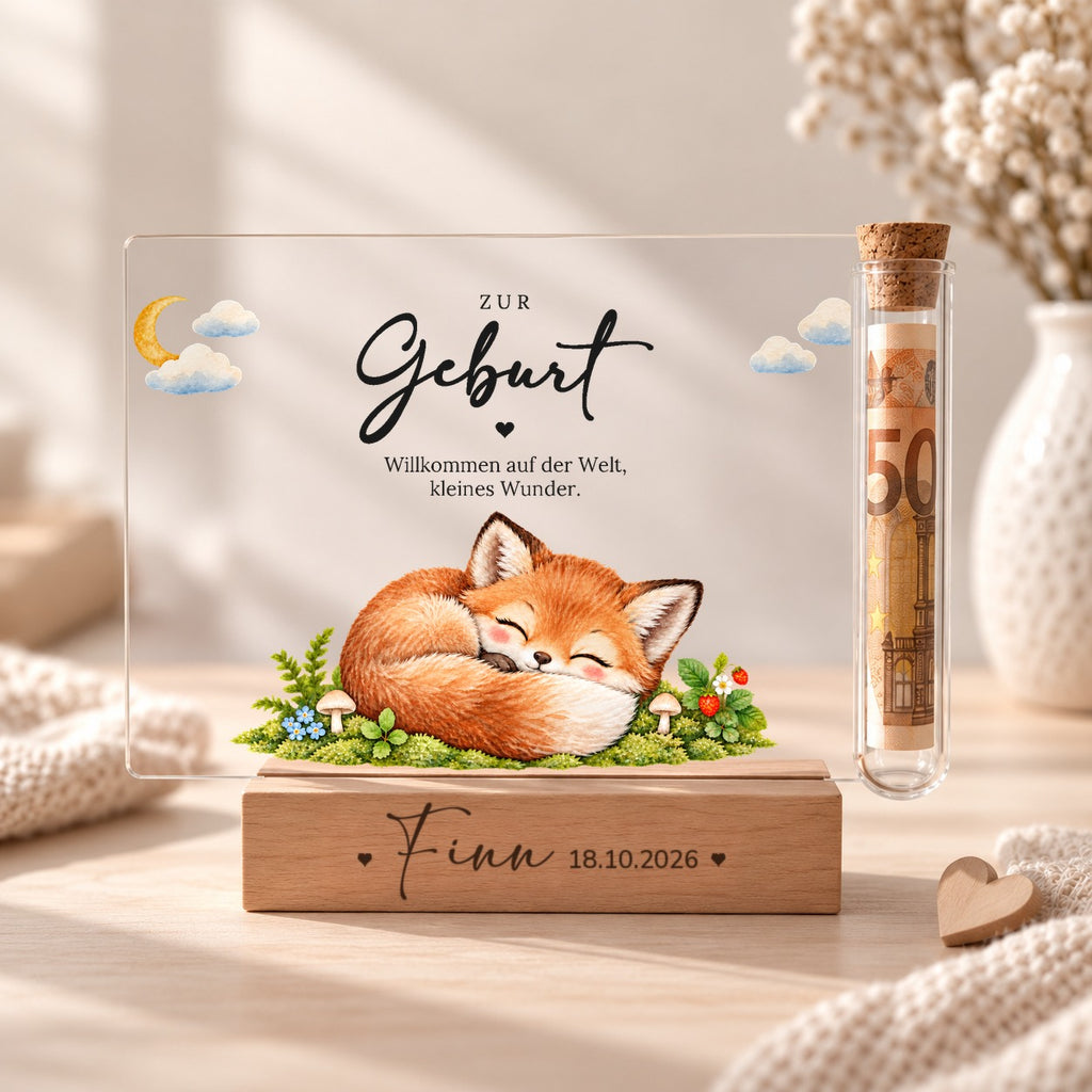 Geldgeschenk zur Geburt als Acryl-Aufsteller im Fuchs-Design: Fuchs auf Moos, Röhrchen mit Geldschein