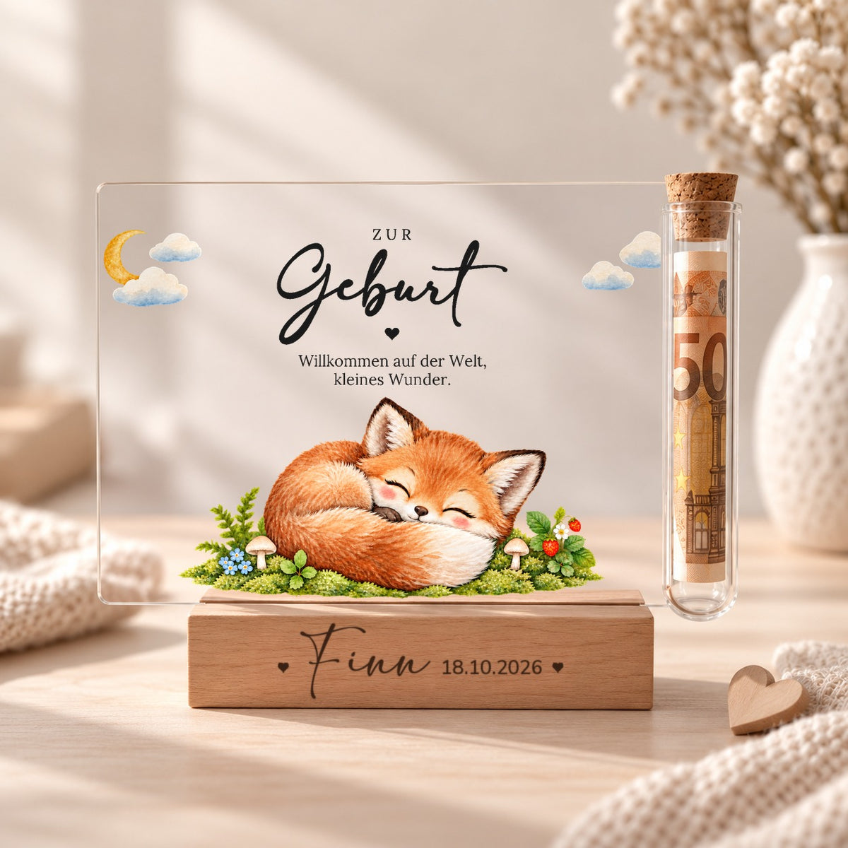 Geldgeschenk zur Geburt als Acryl-Aufsteller im Fuchs-Design: Fuchs auf Moos, Röhrchen mit Geldschein