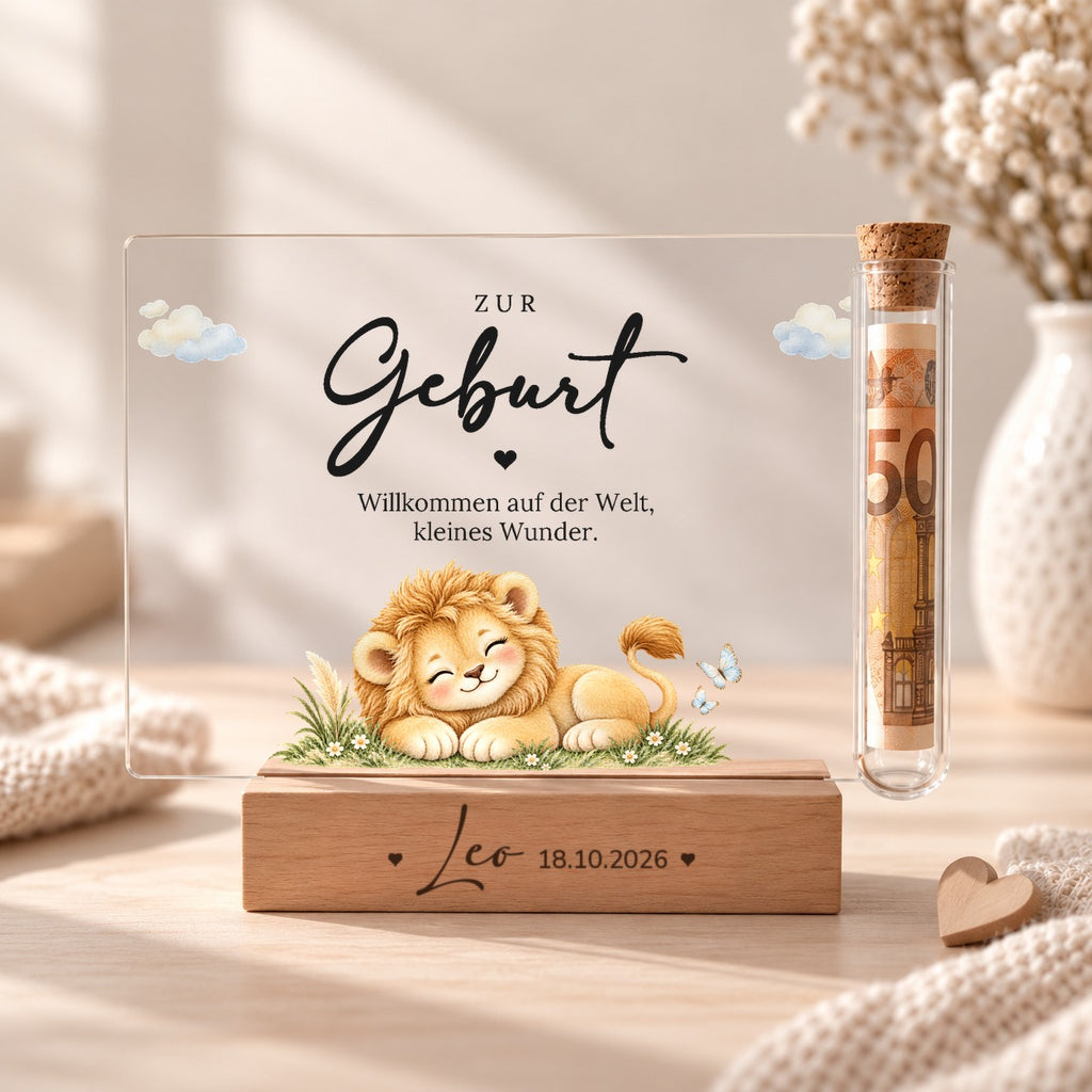 Geldgeschenk zur Geburt als Acryl-Aufsteller im Löwen-Design: Löwenbaby im Gras, Röhrchen mit Geldschein
