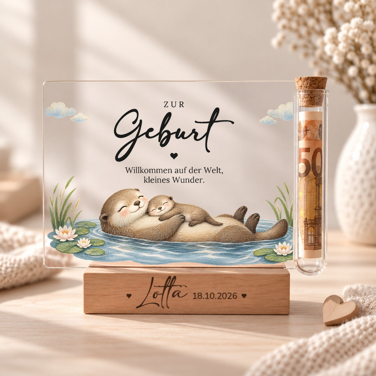 Geldgeschenk zur Geburt als Acryl-Aufsteller im Otter-Design: Otter-Mama mit Baby, Röhrchen mit Geldschein