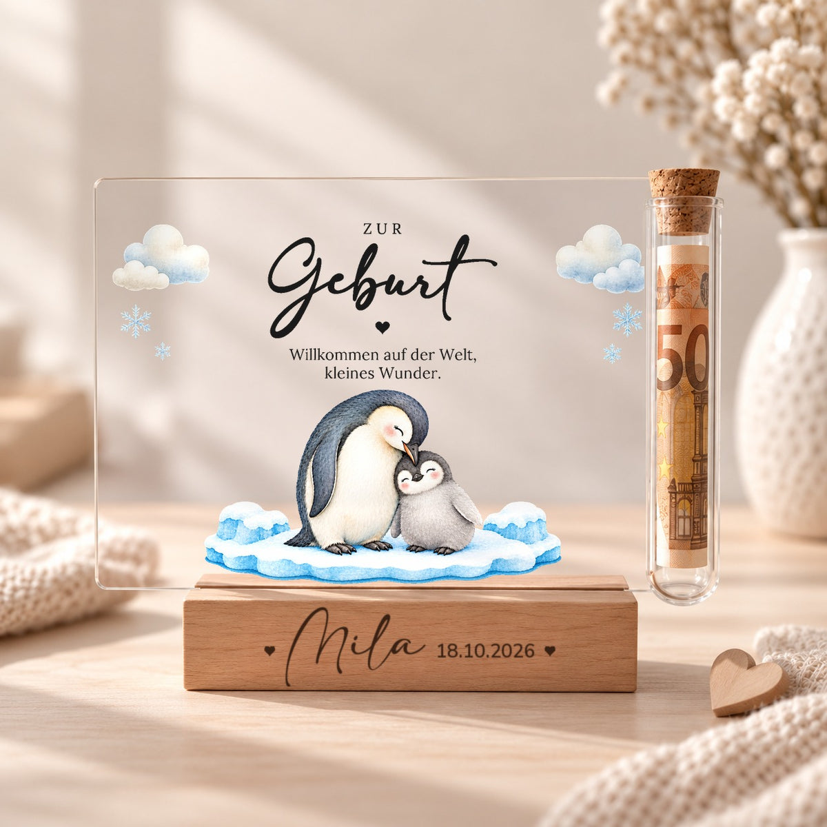 Geldgeschenk zur Geburt als Acryl-Aufsteller im Pinguin-Design: Pinguin-Mama mit Küken, Röhrchen mit Geldschein