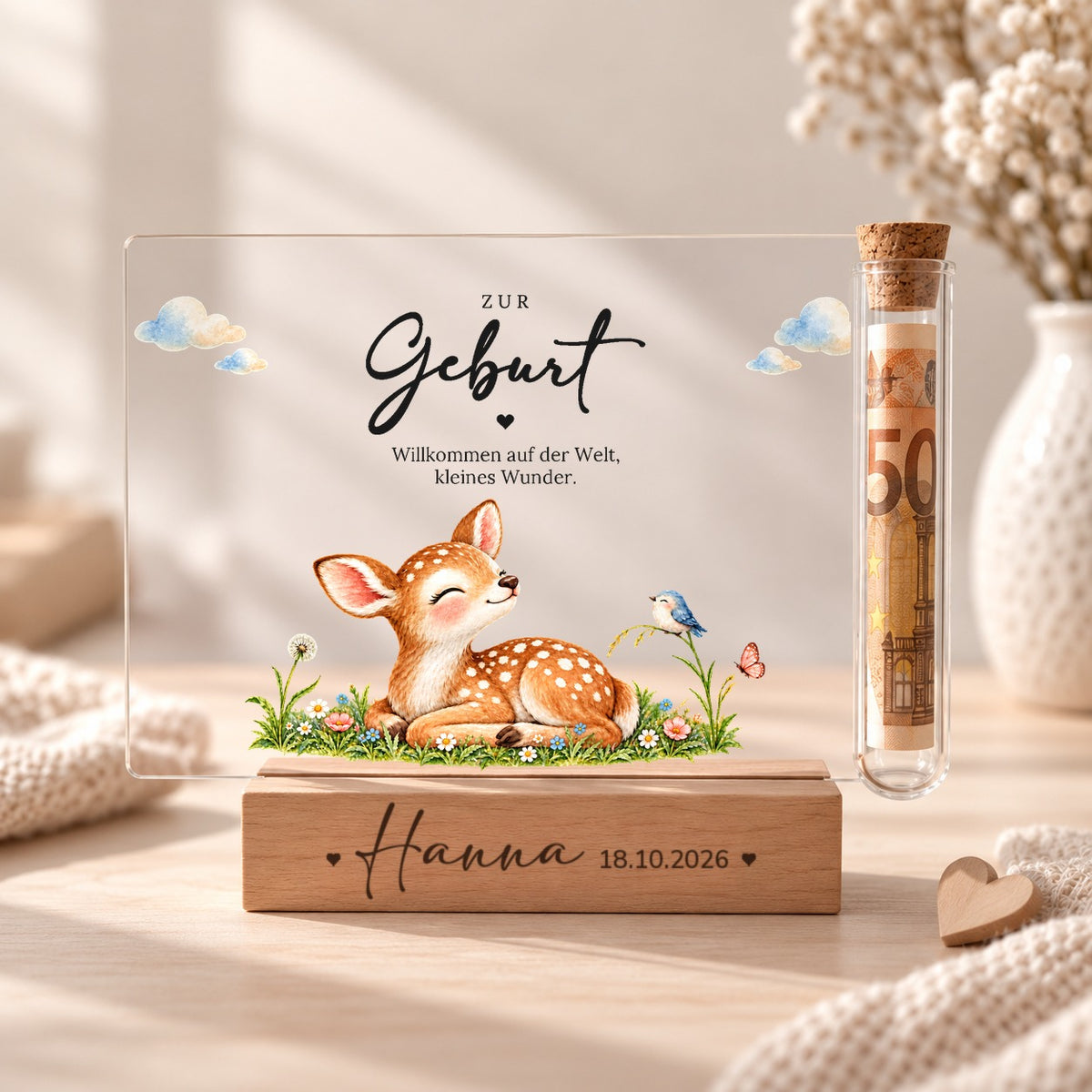 Geldgeschenk zur Geburt als Acryl-Aufsteller im Rehkitz-Design: Rehkitz in der Blumenwiese, Röhrchen mit Geldschein